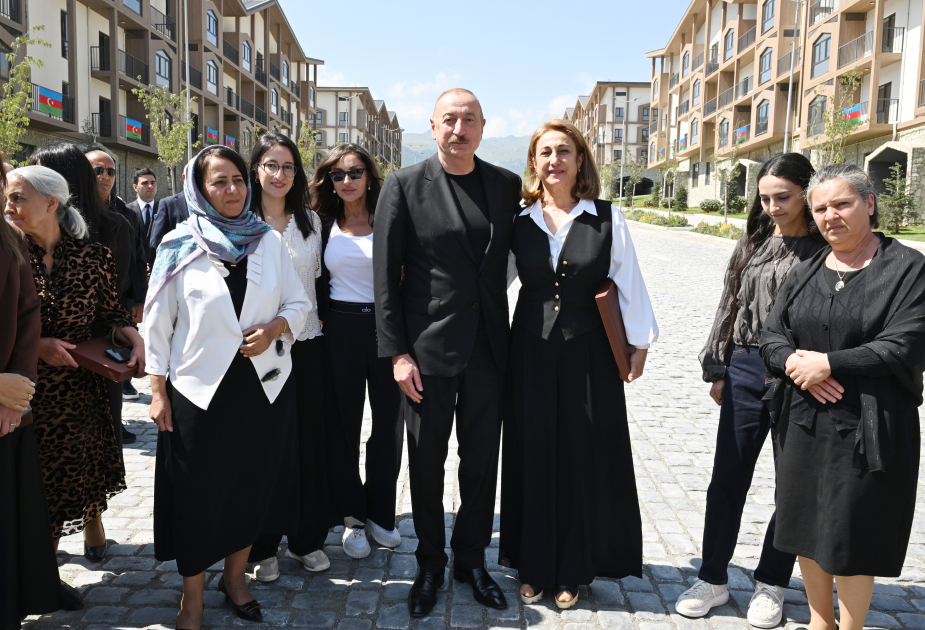 Prezident İlham Əliyev və Birinci xanım Mehriban Əliyevanın Kəlbəcər şəhərinin sakinləri ilə səmimi söhbəti (FOTO)