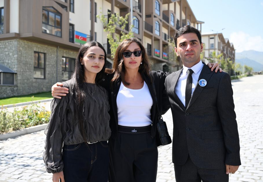 Prezident İlham Əliyev və Birinci xanım Mehriban Əliyeva Kəlbəcər şəhərinin sakinləri ilə görüşüblər (YENİLƏNİB) (FOTO/VİDEO)