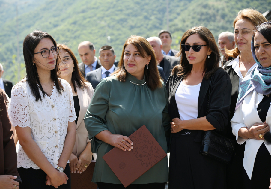 Prezident İlham Əliyev və Birinci xanım Mehriban Əliyeva Kəlbəcər şəhərinin sakinləri ilə görüşüblər (YENİLƏNİB) (FOTO/VİDEO)