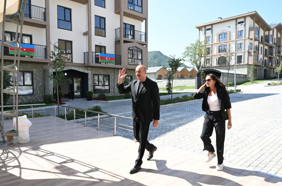 Prezident İlham Əliyev və Birinci xanım Mehriban Əliyeva Kəlbəcər şəhərinin sakinləri ilə görüşüblər (YENİLƏNİB) (FOTO/VİDEO)