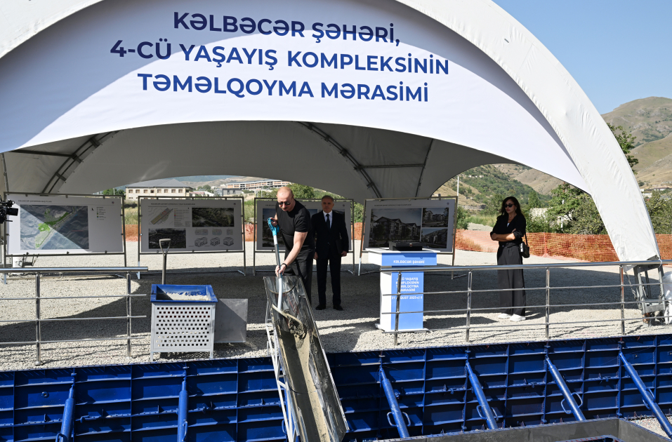 Prezident İlham Əliyev və Birinci xanım Mehriban Əliyeva Kəlbəcər şəhərində 4-cü yaşayış kompleksinin təməlqoyma mərasimində iştirak ediblər (FOTO) (YENİLƏNİB)