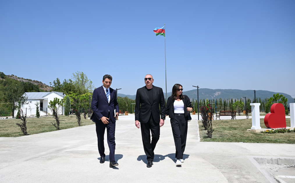 Prezident İlham Əliyev və Birinci xanım Mehriban Əliyeva Ağdərənin Kolatağ kəndində fərdi evlərin və infrastrukturun bərpası sahəsində görülən işlərlə tanış olublar (FOTO/VİDEO) (YENİLƏNİB)