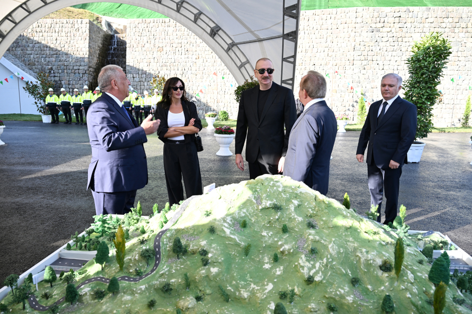 Prezident İlham Əliyev və Birinci xanım Mehriban Əliyeva Toğanalı-Kəlbəcər-İstisu avtomobil yolunda görülən işlərlə tanış olublar (FOTO) (YENİLƏNİB)