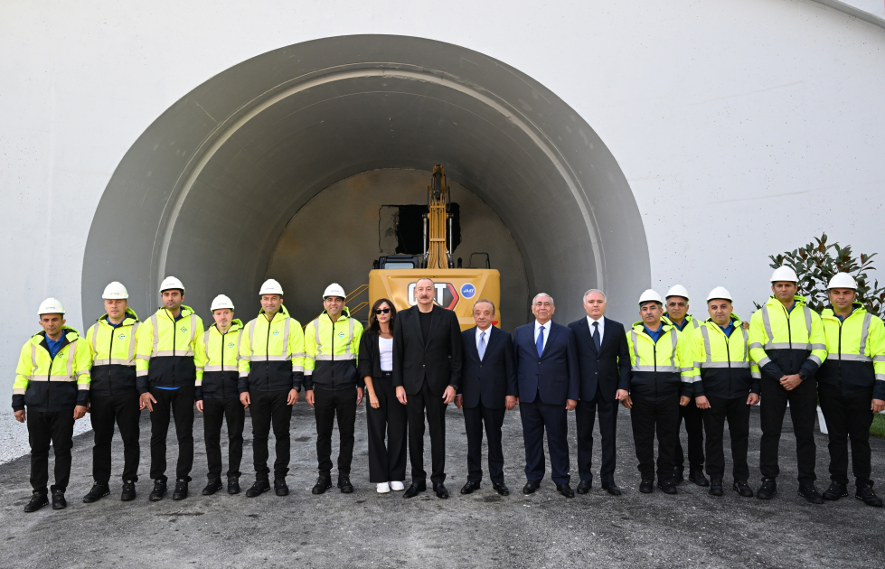 Prezident İlham Əliyev və Birinci xanım Mehriban Əliyeva Toğanalı-Kəlbəcər-İstisu avtomobil yolunda görülən işlərlə tanış olublar (FOTO) (YENİLƏNİB)