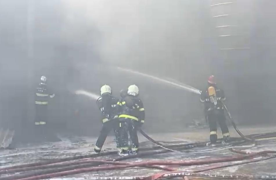 Abşeronda boya istehsalı zavodunda yanğınla mübarizə davam edir (FOTO/VİDEO)(YENİLƏNİB)
