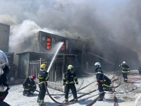 Abşeronda boya istehsalı zavodunda yanğınla mübarizə davam edir (FOTO/VİDEO)(YENİLƏNİB)