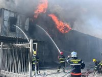 Abşeronda boya istehsalı zavodunda yanğınla mübarizə davam edir (FOTO/VİDEO)(YENİLƏNİB)