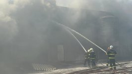 Abşeronda boya istehsalı zavodunda yanğınla mübarizə davam edir (FOTO/VİDEO)(YENİLƏNİB)