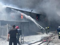 Abşeronda boya istehsalı zavodunda yanğınla mübarizə davam edir (FOTO/VİDEO)(YENİLƏNİB)