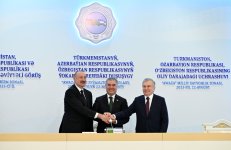 Türkmənbaşı şəhərində Prezident İlham Əliyev, Qurbanqulu Berdiməhəmmədov və Şavkat Mirziyoyev yüksəksəviyyəli görüşün yekunlarına dair mətbuata birgə bəyanatla çıxış ediblər (FOTO)
