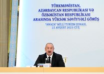 Türkmənbaşı şəhərində Prezident İlham Əliyev, Qurbanqulu Berdiməhəmmədov və Şavkat Mirziyoyev yüksəksəviyyəli görüşün yekunlarına dair mətbuata birgə bəyanatla çıxış ediblər (FOTO)