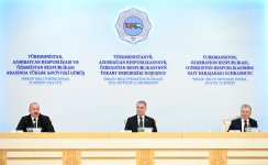 Türkmənbaşı şəhərində Prezident İlham Əliyev, Qurbanqulu Berdiməhəmmədov və Şavkat Mirziyoyev yüksəksəviyyəli görüşün yekunlarına dair mətbuata birgə bəyanatla çıxış ediblər (FOTO)