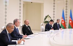Azərbaycan Prezidenti İlham Əliyevin Türkmənistan Xalq Məsləhətinin sədri ilə geniş tərkibdə görüşü olub (FOTO) (YENİLƏNİB)