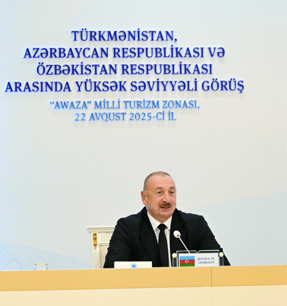Türkmənbaşı şəhərində Prezident İlham Əliyev, Qurbanqulu Berdiməhəmmədov və Şavkat Mirziyoyev yüksəksəviyyəli görüşün yekunlarına dair mətbuata birgə bəyanatla çıxış ediblər (FOTO)