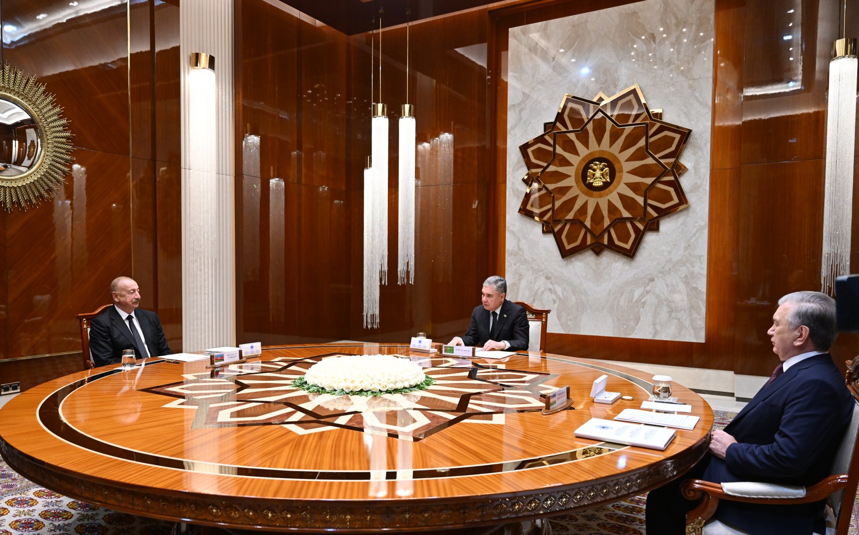 Türkmənbaşı şəhərində Prezident İlham Əliyev, Qurbanqulu Berdiməhəmmədov və Şavkat Mirziyoyev arasında yüksəksəviyyəli görüş keçirilib (FOTO) (YENİLƏNİB)