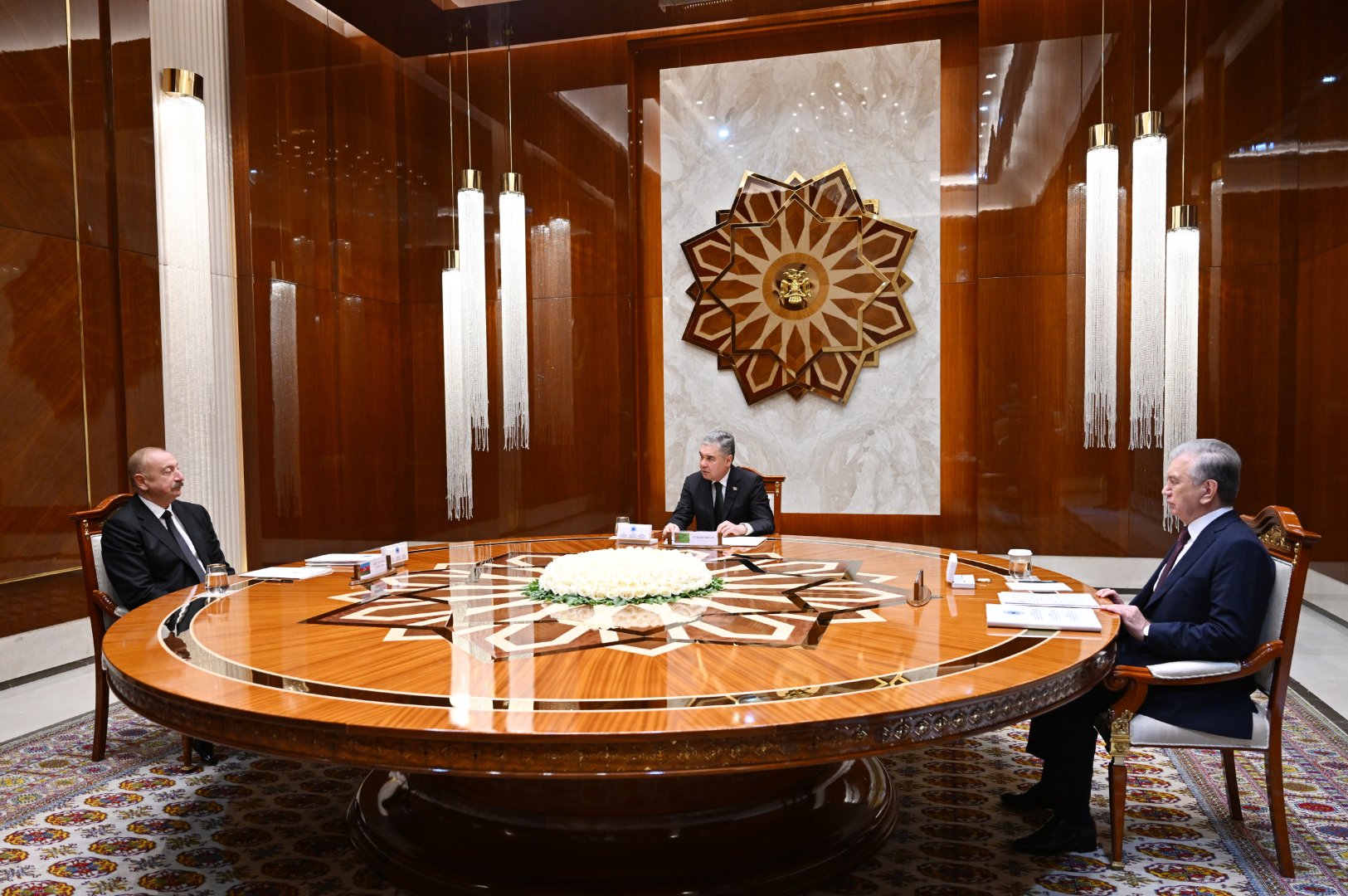 Türkmənbaşı şəhərində Prezident İlham Əliyev, Qurbanqulu Berdiməhəmmədov və Şavkat Mirziyoyev arasında yüksəksəviyyəli görüş keçirilib (FOTO) (YENİLƏNİB)