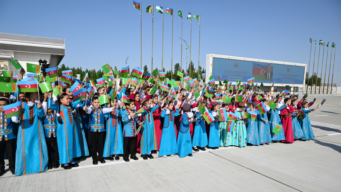 Azərbaycan Prezidenti İlham Əliyev Türkmənistana işgüzar səfərə gəlib (FOTO)