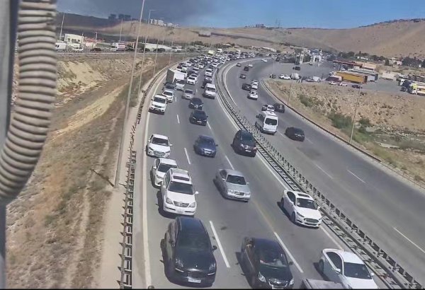 "Sədərək" ticarət mərkəzindəki yanğına görə Kənar Dairəvi yolda sıxlıq yaranıb (FOTO)