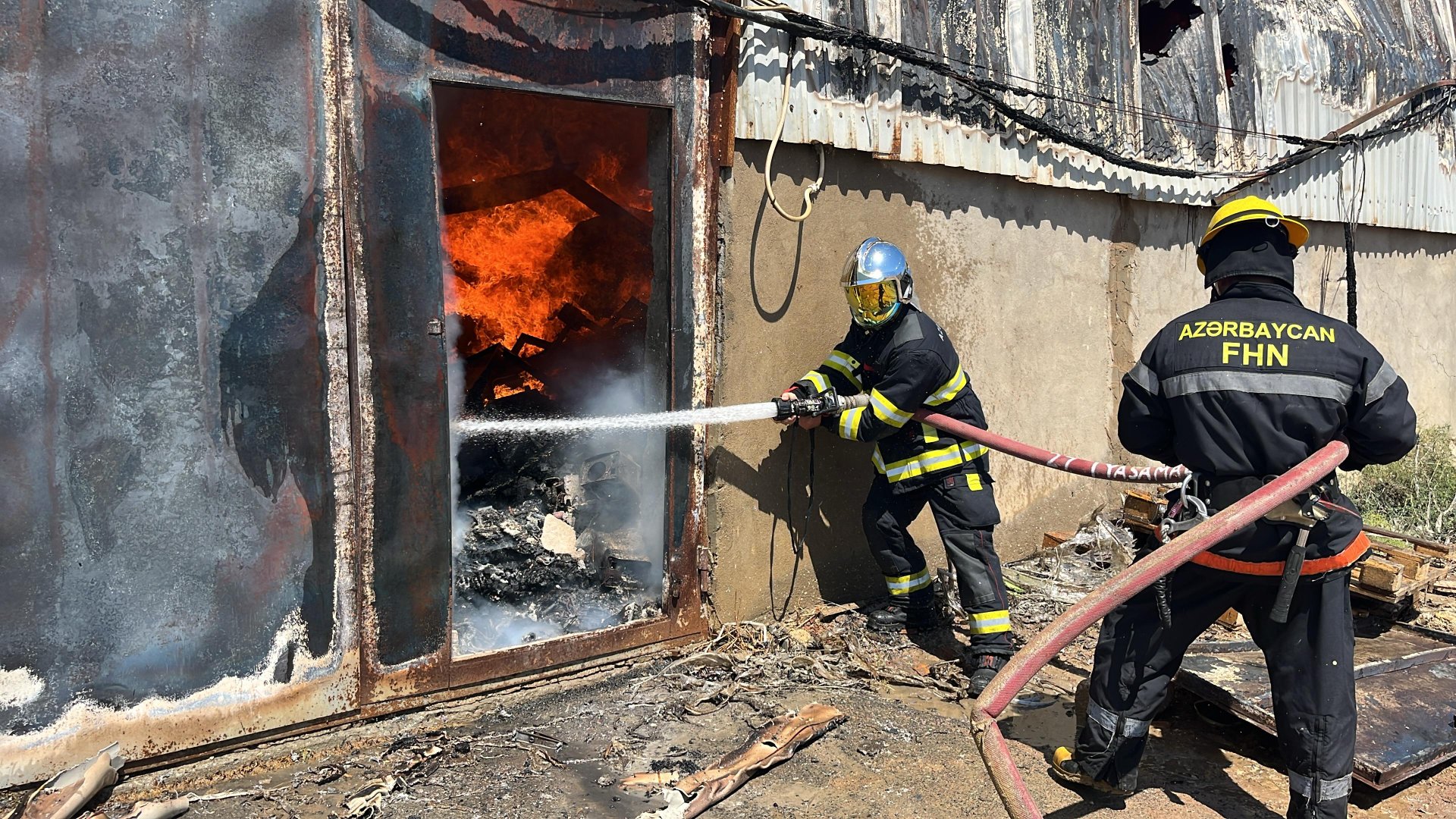 "Sədərək" ticarət mərkəzindəki yanğınla əlaqədar 30-a yaxın texnika cəlb olunub- FHN (FOTO/VİDEO) (YENİLƏNİB-5)