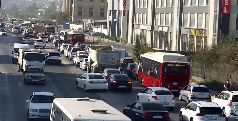Sürücülərin NƏZƏRİNƏ: Paytaxtın bir sıra yollarında tıxac var - SİYAHI (FOTO)