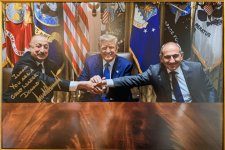 Prezident İlham Əliyev ABŞ Prezidenti Donald Trampın hədiyyəsinə görə ona təşəkkür edib (FOTO)