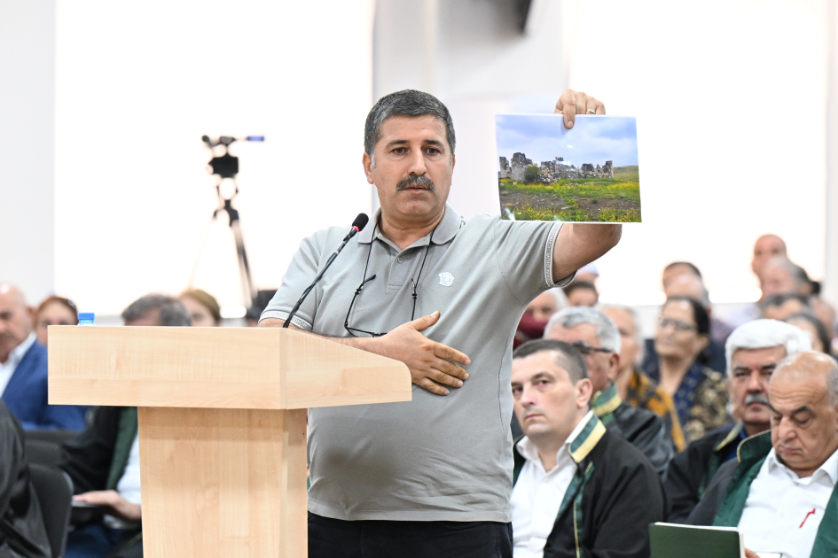 Ermənistan silahlı qüvvələrinin Şuşaya, Kəlbəcərə, Füzuliyə, Zəngilana hücumları nəticəsində zərər çəkmiş şəxslər məhkəmədə ifadə veriblər (FOTO)