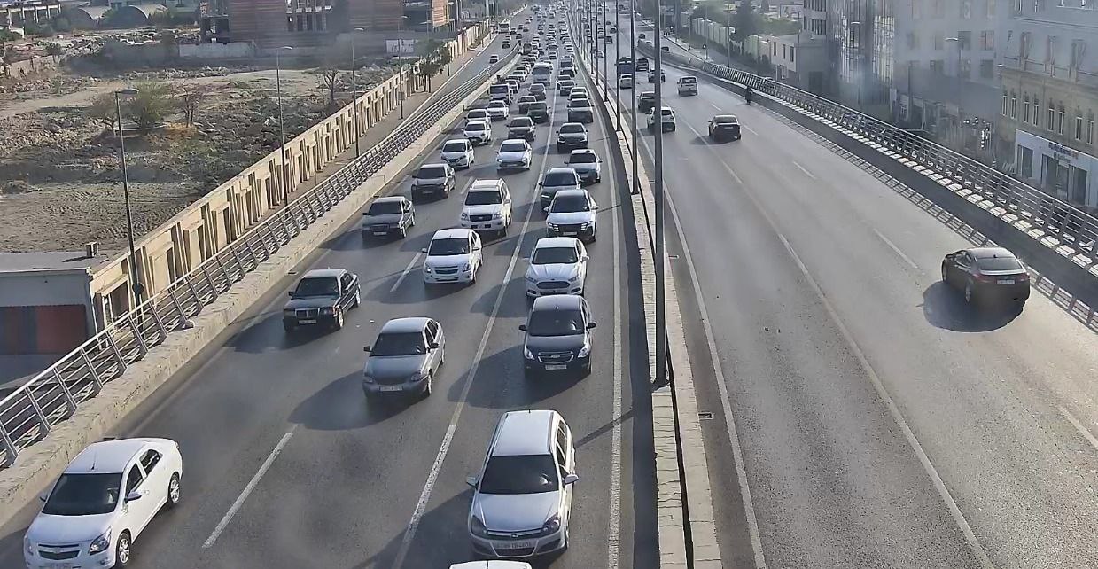 Sürücülərin NƏZƏRİNƏ: Bakıda bu yollarda sıxlıq var - SİYAHI (FOTO)