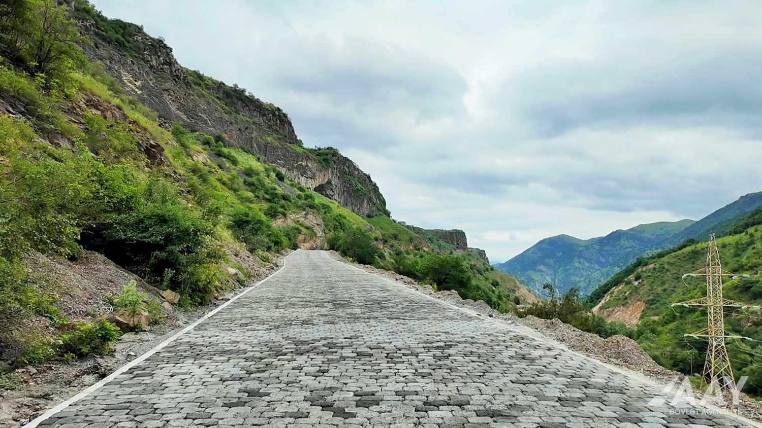 Kəlbəcərdə şəhərdaxili yollar yenidən qurulur (FOTO)