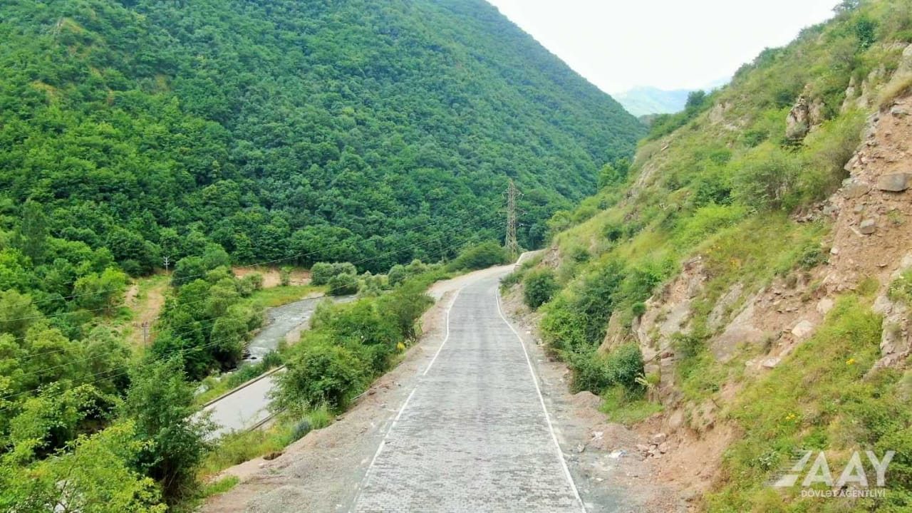 Kəlbəcərdə şəhərdaxili yollar yenidən qurulur (FOTO)