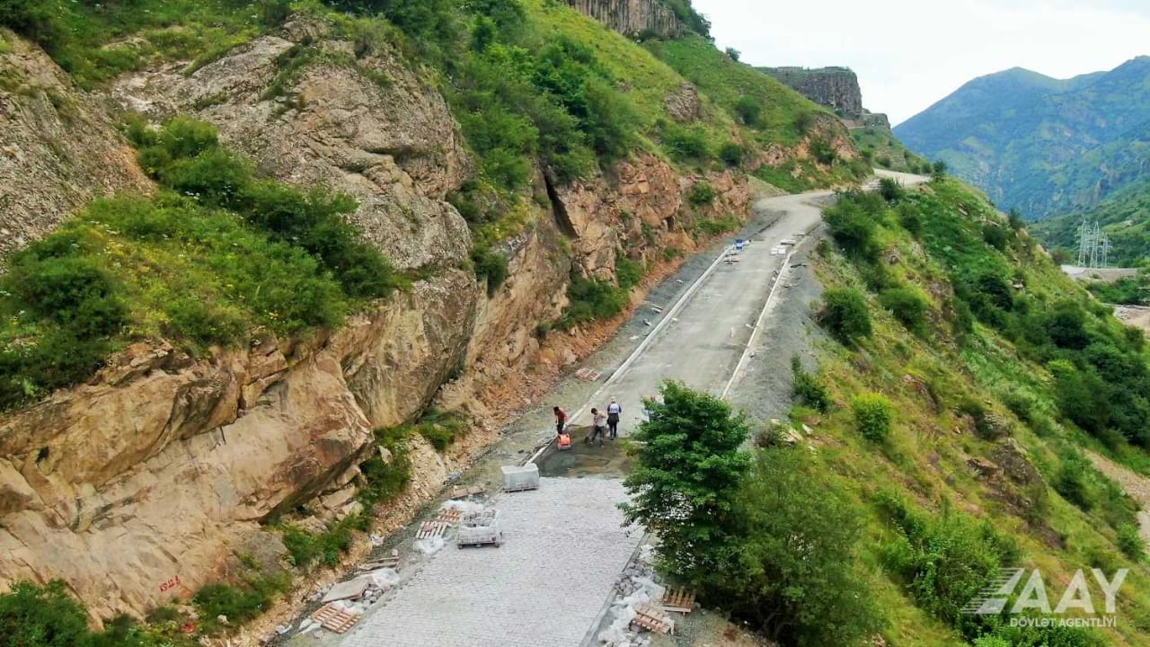 Kəlbəcərdə şəhərdaxili yollar yenidən qurulur (FOTO)