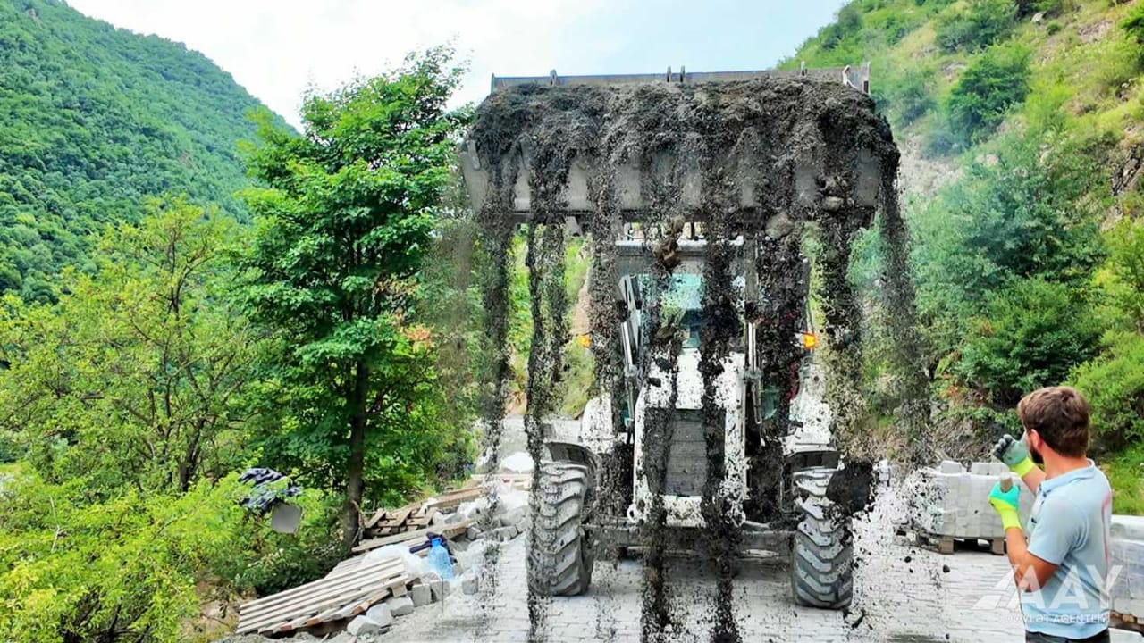 Kəlbəcərdə şəhərdaxili yollar yenidən qurulur (FOTO)