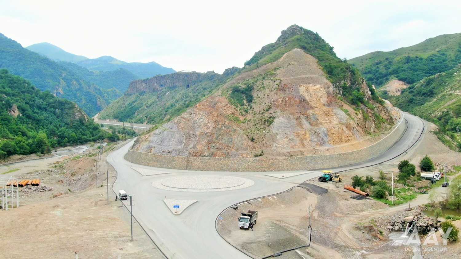 Kəlbəcərdə şəhərdaxili yollar yenidən qurulur (FOTO)