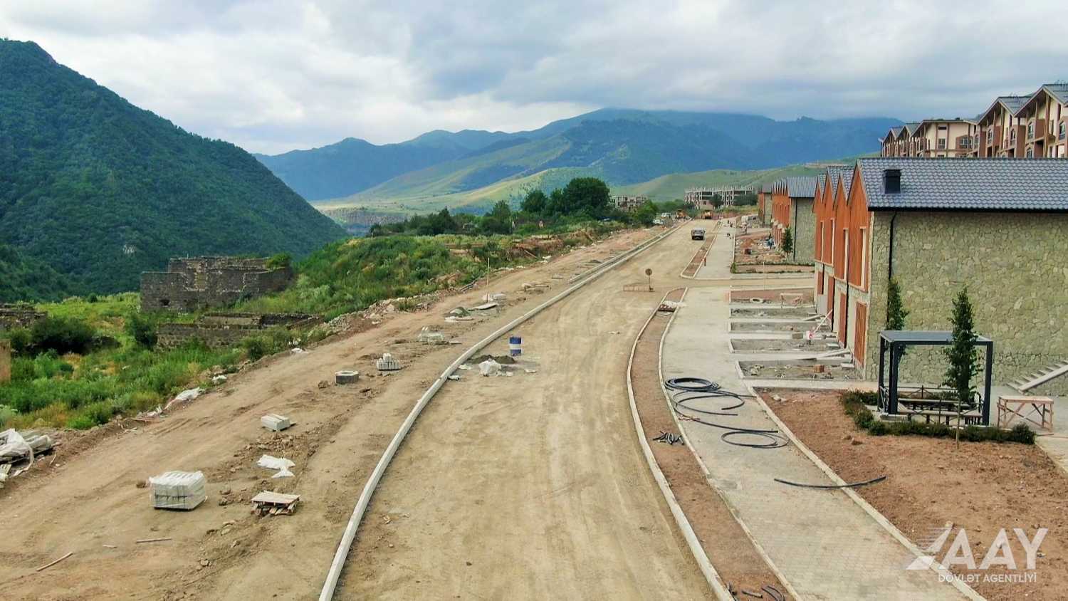 Kəlbəcərdə şəhərdaxili yollar yenidən qurulur (FOTO)