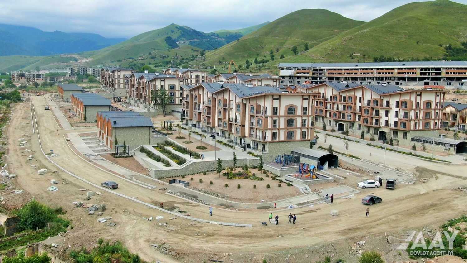 Kəlbəcərdə şəhərdaxili yollar yenidən qurulur (FOTO)