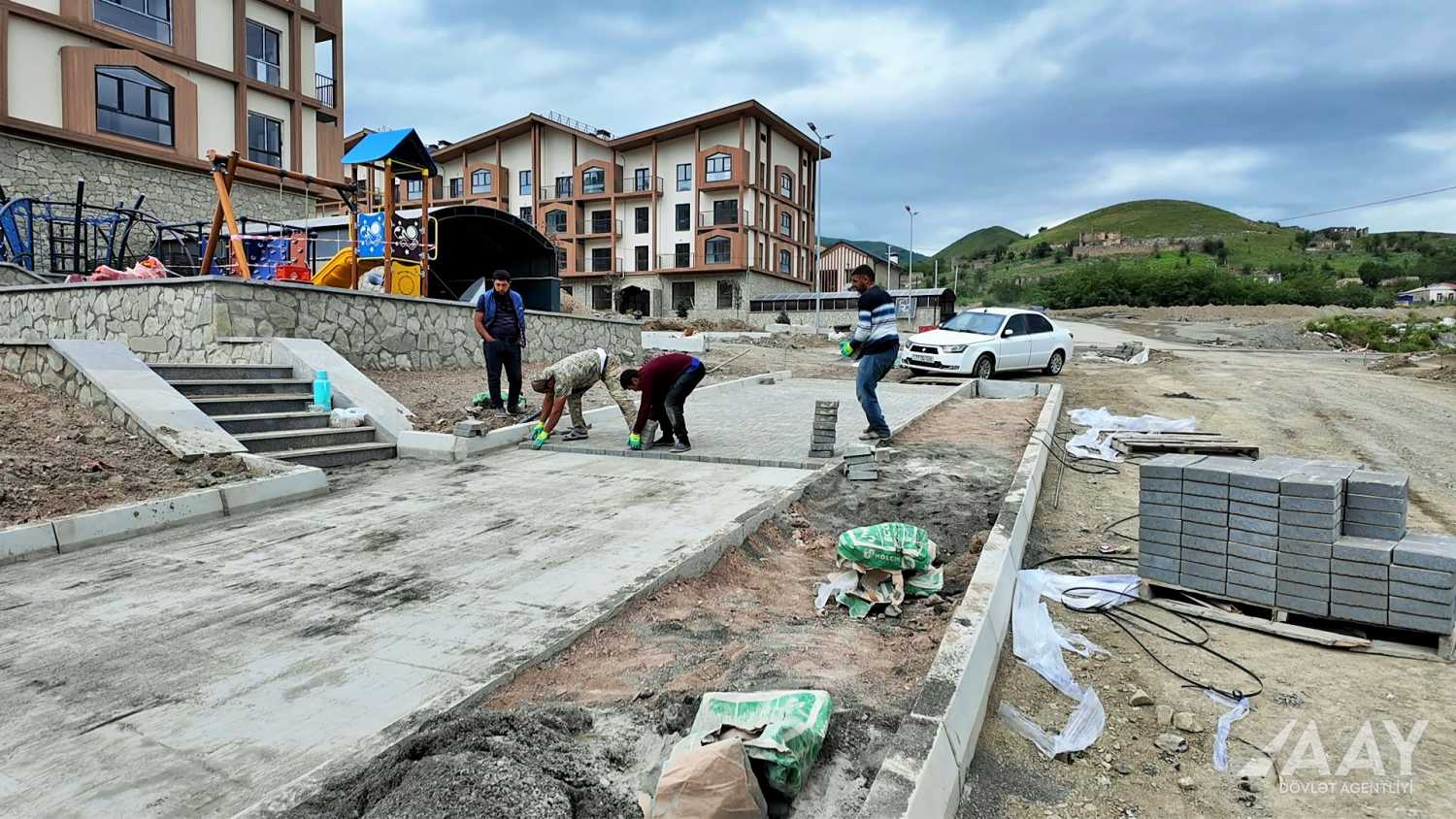 Kəlbəcərdə şəhərdaxili yollar yenidən qurulur (FOTO)