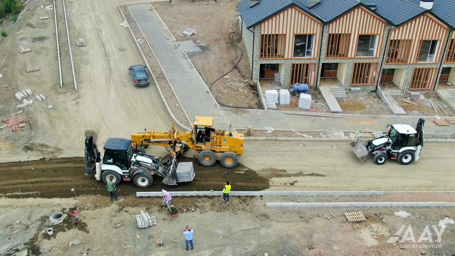 Kəlbəcərdə şəhərdaxili yollar yenidən qurulur (FOTO)