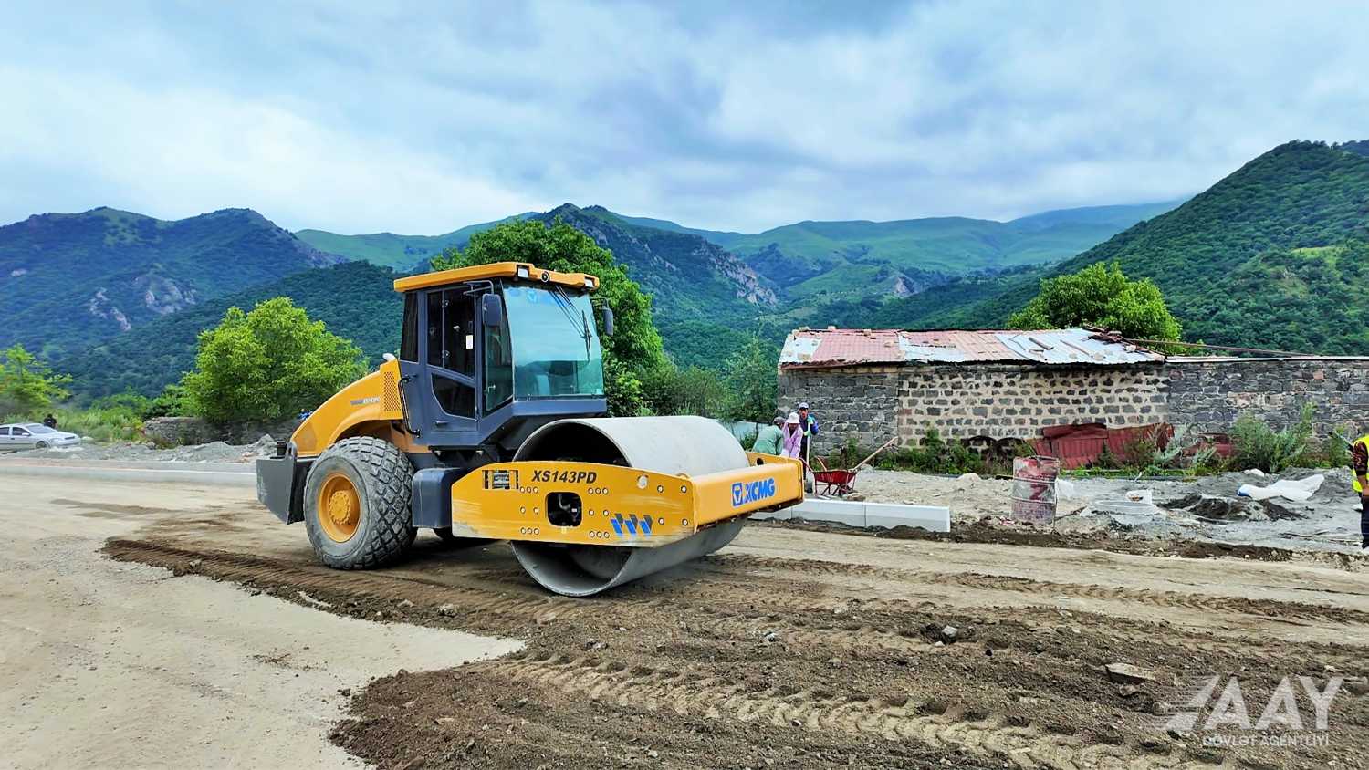 Kəlbəcərdə şəhərdaxili yollar yenidən qurulur (FOTO)