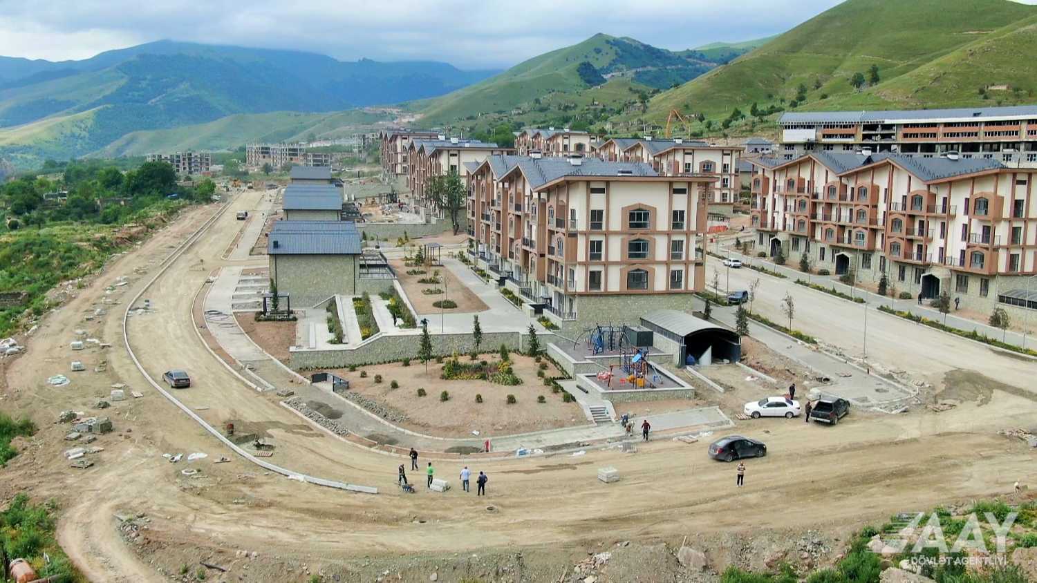 Kəlbəcərdə şəhərdaxili yollar yenidən qurulur (FOTO)