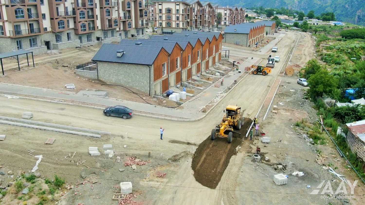 Kəlbəcərdə şəhərdaxili yollar yenidən qurulur (FOTO)