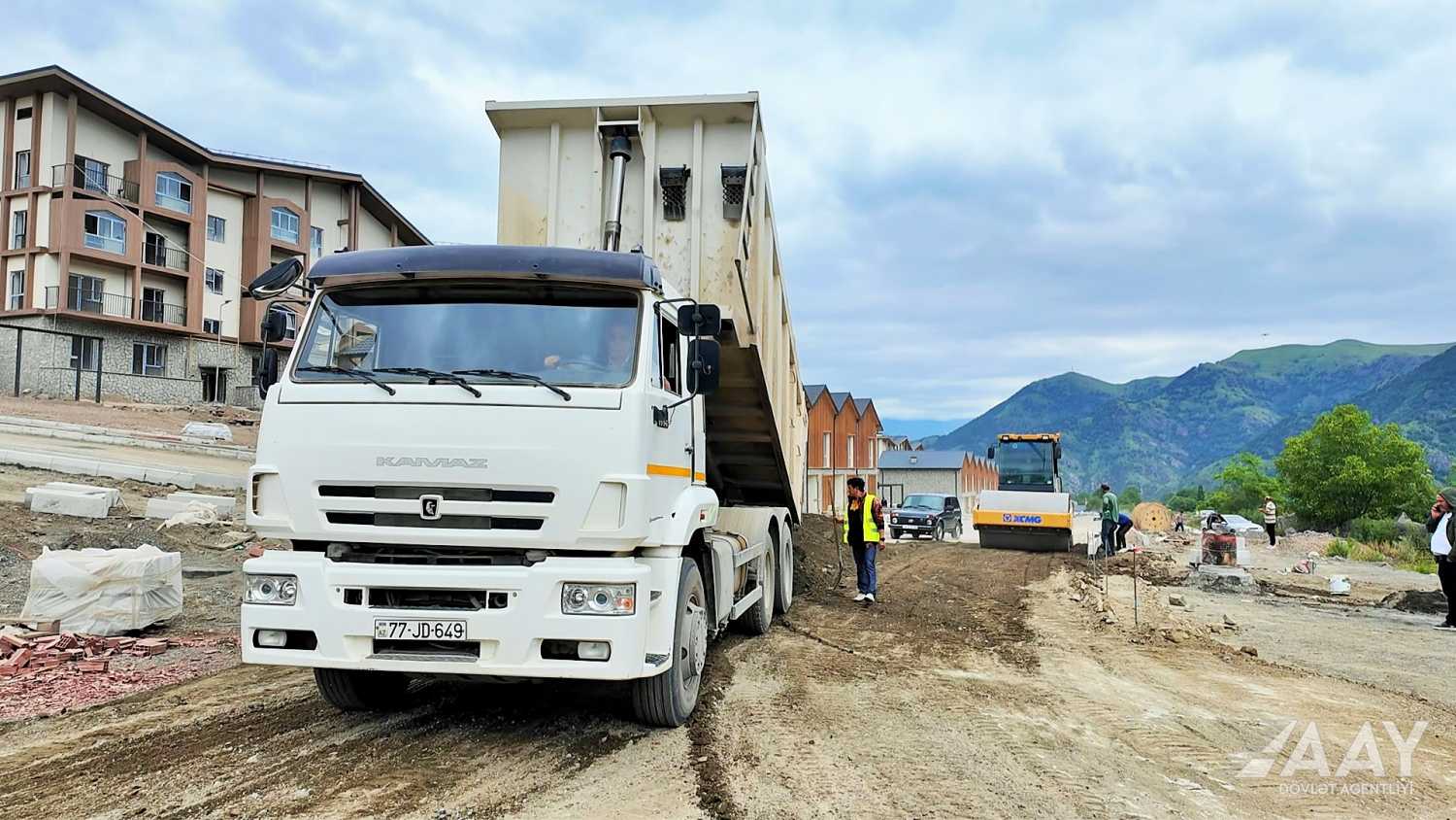 Kəlbəcərdə şəhərdaxili yollar yenidən qurulur (FOTO)