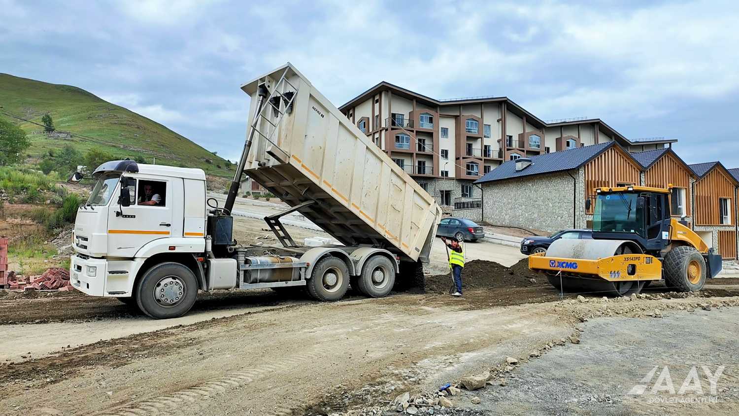 Kəlbəcərdə şəhərdaxili yollar yenidən qurulur (FOTO)