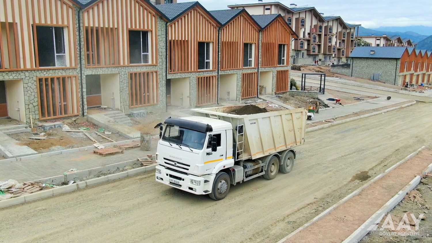 Kəlbəcərdə şəhərdaxili yollar yenidən qurulur (FOTO)
