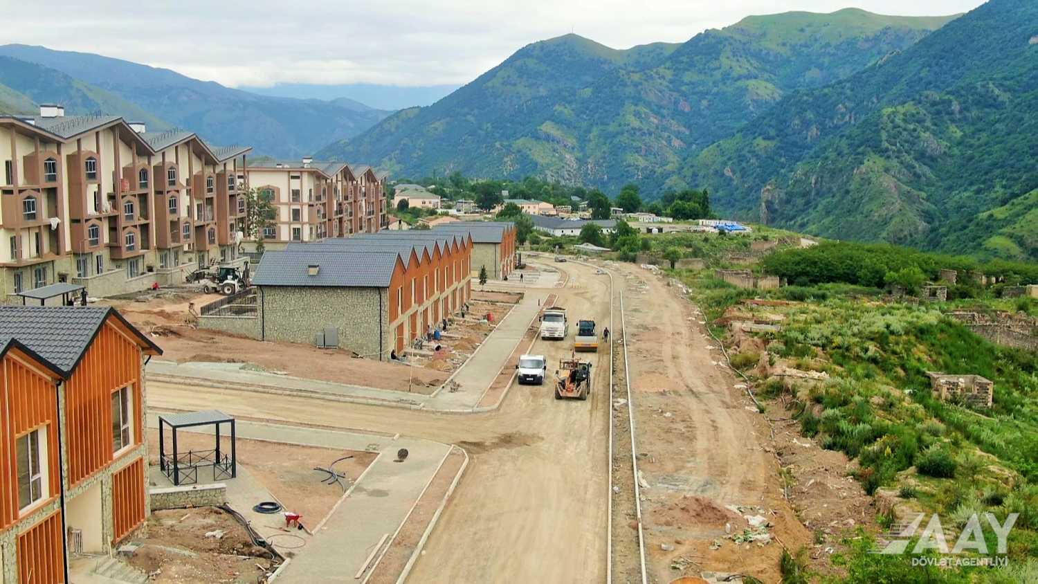 Kəlbəcərdə şəhərdaxili yollar yenidən qurulur (FOTO)