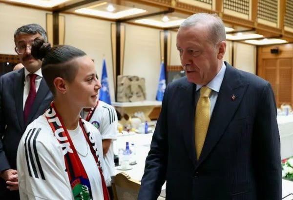 Rəcəb Tayyib Ərdoğan Azərbaycan millisinin futbolçuları ilə görüşüb (FOTO)
