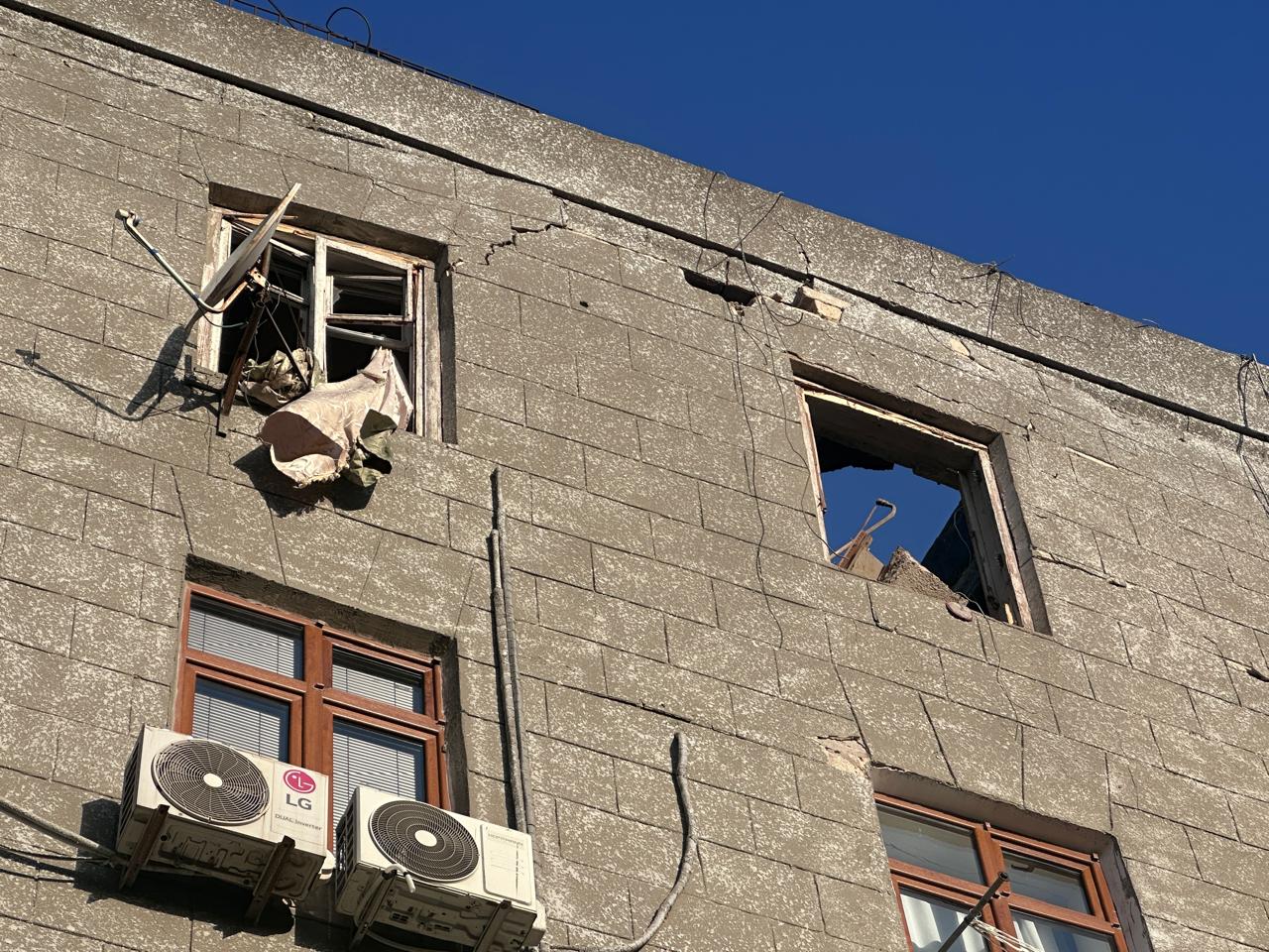 Bakıda yaşayış binasında partlayış olub, 1 nəfər xilas edilib (FOTO) (YENİLƏNİB)