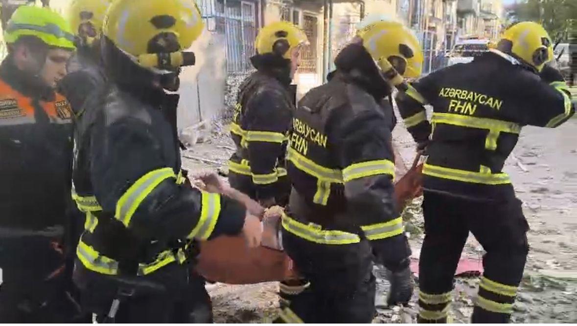 Bakıda yaşayış binasında partlayış olub, 1 nəfər xilas edilib (FOTO) (YENİLƏNİB)