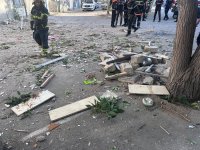 Bakıda yaşayış binasında partlayış olub, 1 nəfər xilas edilib (FOTO) (YENİLƏNİB)
