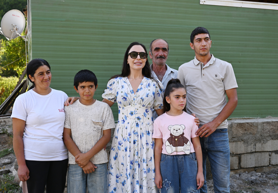 Heydər Əliyev Fondunun vitse-prezidenti Leyla Əliyeva Şamaxıda inşa olunan körpələr evi-uşaq bağçalarının açılışında iştirak edib (YENİLƏNİB) (FOTO)