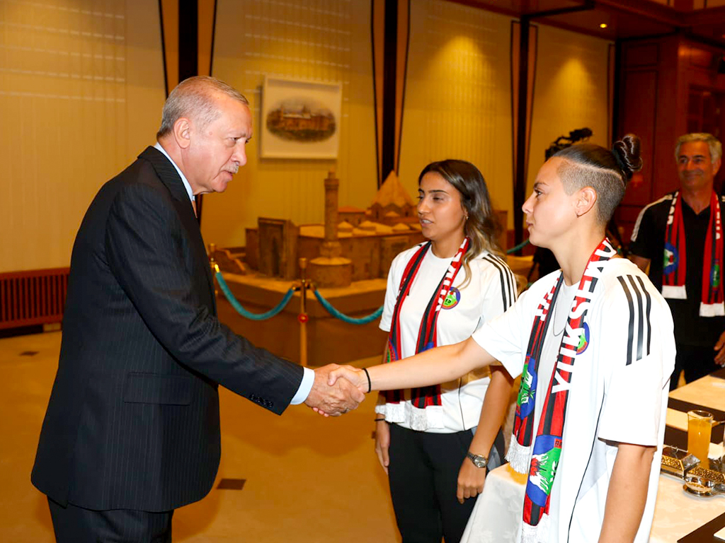 Rəcəb Tayyib Ərdoğan Azərbaycan millisinin futbolçuları ilə görüşüb (FOTO)