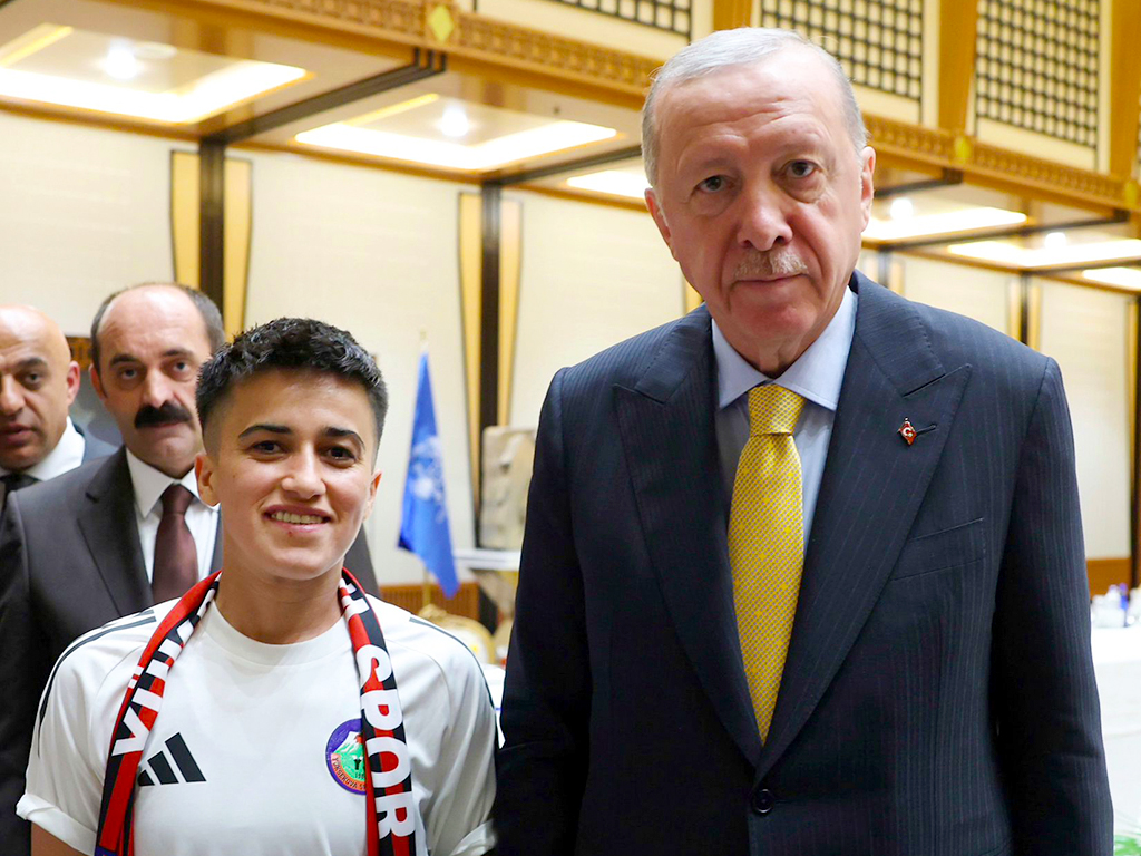 Rəcəb Tayyib Ərdoğan Azərbaycan millisinin futbolçuları ilə görüşüb (FOTO)